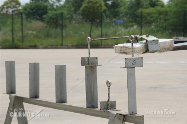 圖：叉車穿針考驗(yàn)特車司機(jī)真功夫 攝影：李蘇南