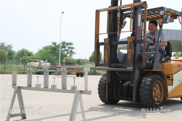 圖：叉車穿針考驗(yàn)特車司機(jī)真功夫 攝影：李蘇南