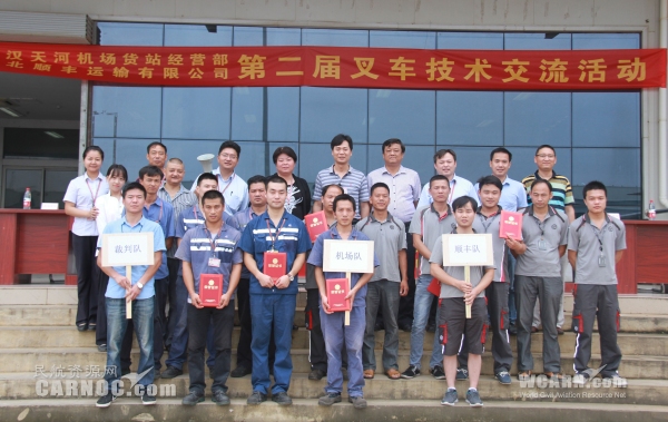 圖：叉車穿針考驗(yàn)特車司機(jī)真功夫 攝影：李蘇南